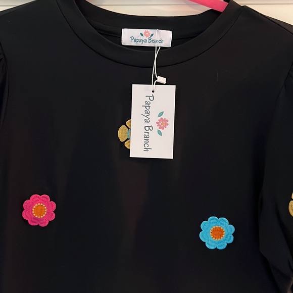 🌼BLACK FLOWER EMBROIDERED TOP🌼 - Picture 2 of 6